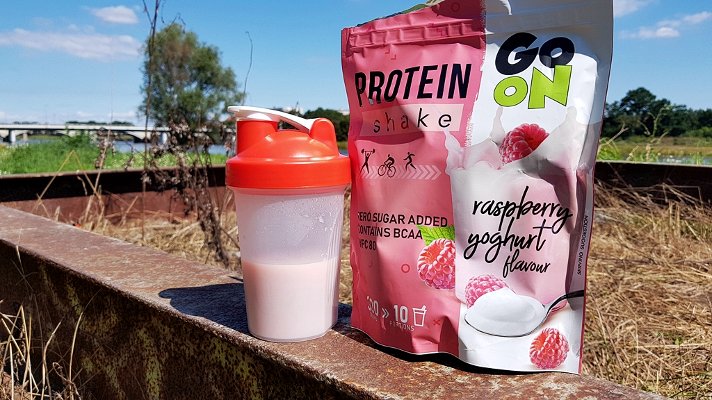 Go On Protein Shake (malinowo-jogurtowy) na tle Odry