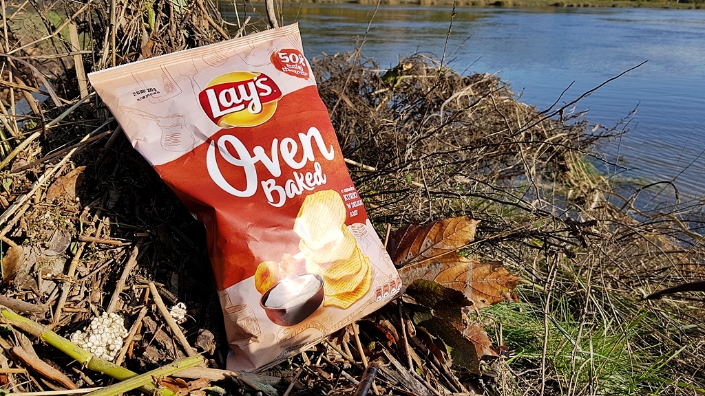 Lay's Oven Baked kurkowe na trawie przy wodzie.