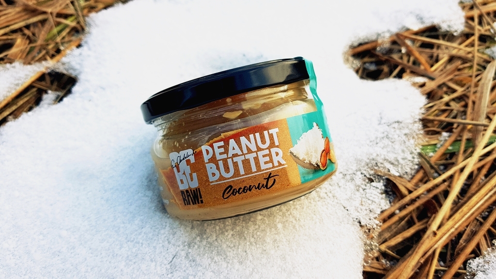 Be RAW Peanut Butter coconut - krem orzechowy kokosowy na tle śniegu