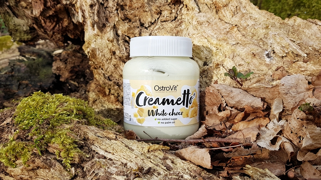 OstroVit Creametto White Choco (krem biała czekolada) na tle drzewa