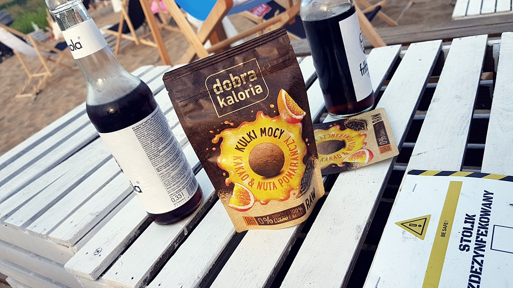 Dobra Kaloria kulki mocy (kakao & nuta pomarańczy) na tle Beach Baru we Wrocławiu
