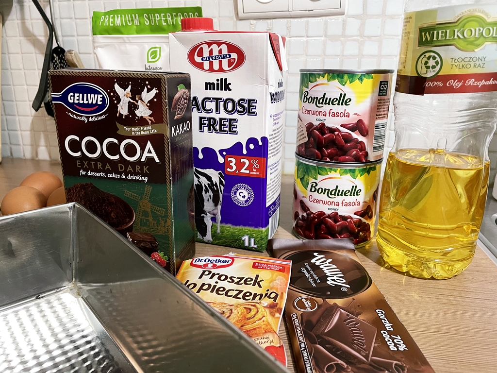 składniki na fit brownie z fasoli i bananów - mleko, fasola czerwona, gorzka czekolada, olej, kakao i inne